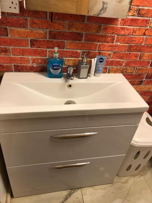 Cheerful 4 Bedroom House With Garden Free Parking London Exteriör bild