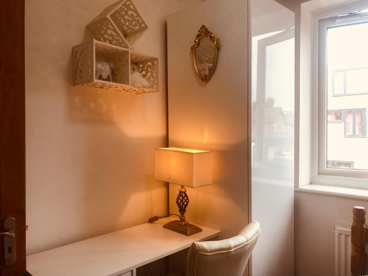 Cheerful 4 Bedroom House With Garden Free Parking London Exteriör bild