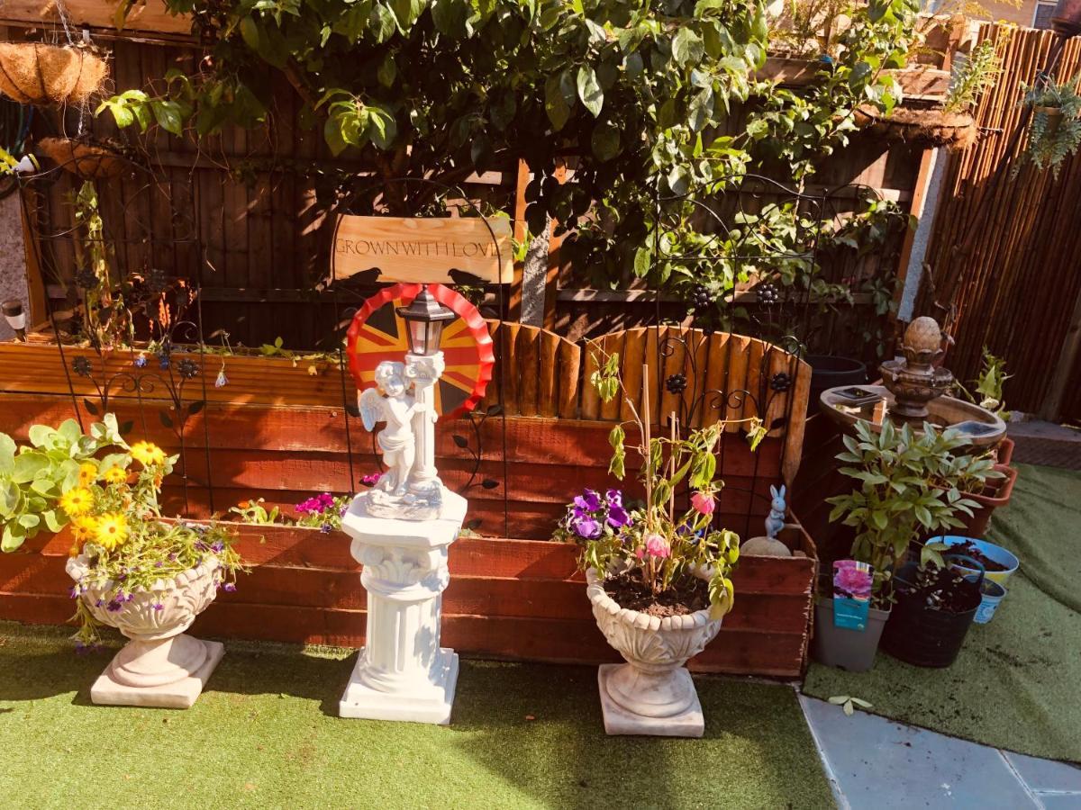 Cheerful 4 Bedroom House With Garden Free Parking London Exteriör bild